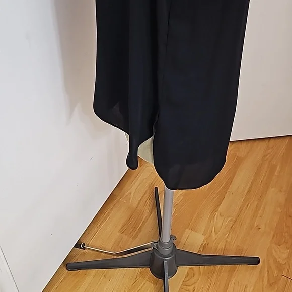 Vince Camuto's Blk breezy blouse lightens up your workweek. Sz. Small - Picture 3 of 9